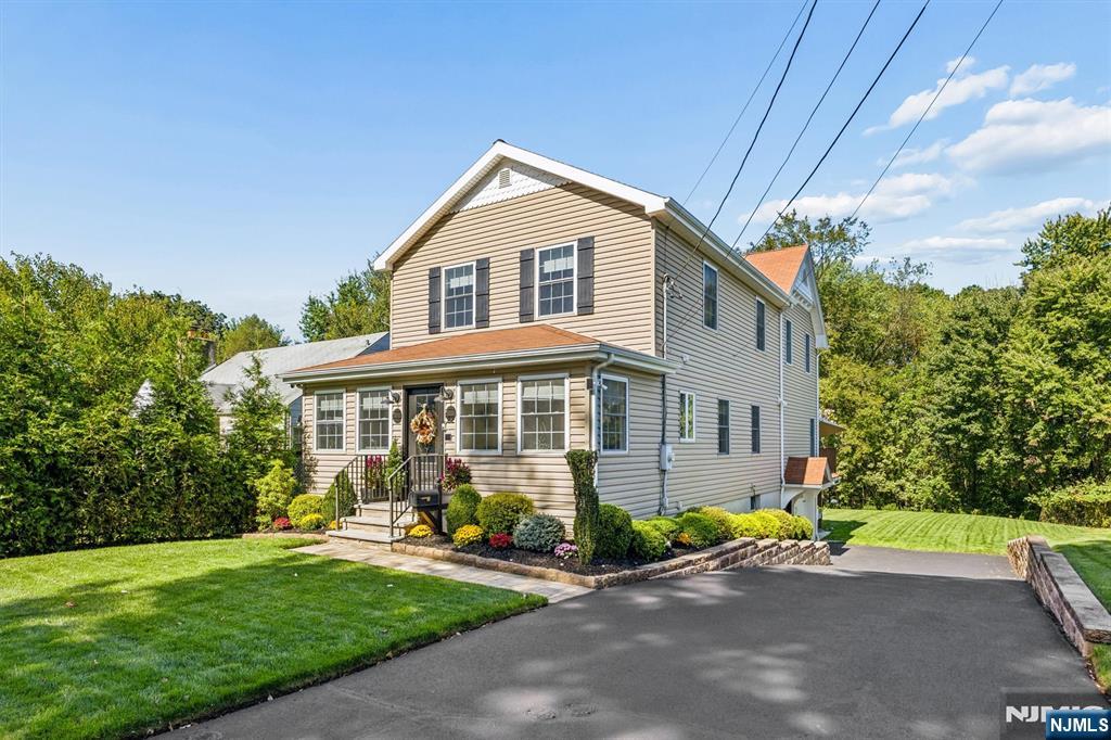 Photo 1 of Single family home for sale at 22 Thomas Ter, Wayne, NJ 07470 | MLS# 26035251 | Listing updated on 2026-09-19