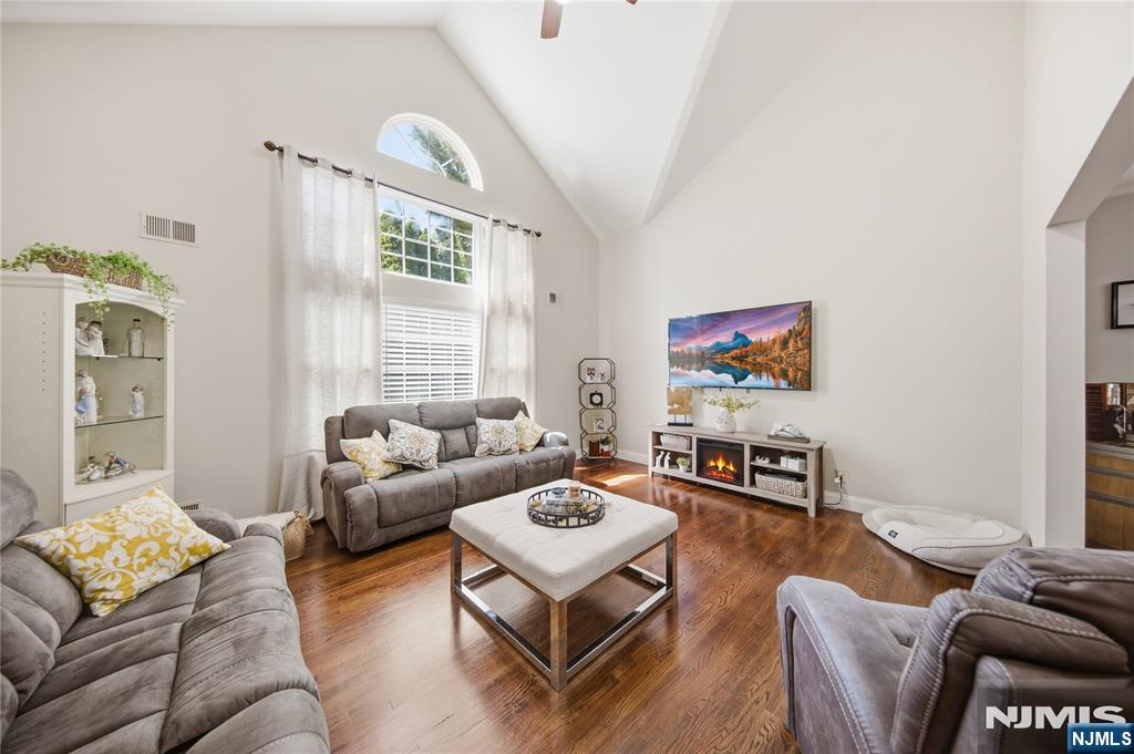 Photo 3 of Single family home for sale at 18 Metro Vista Dr, Hawthorne, NJ 07506 | MLS# 26035296 | Listing updated on 2026-10-08