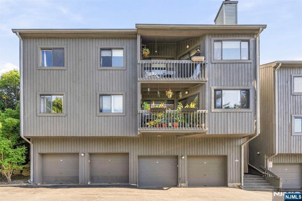 179 Redwood Court 11 - Photo 1