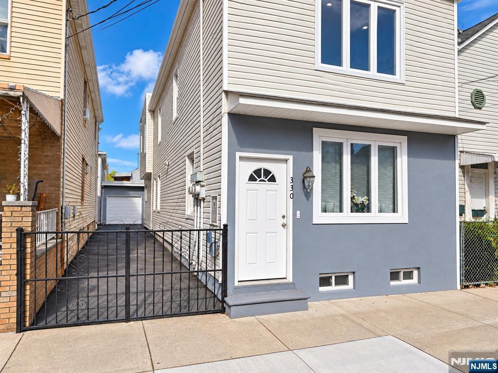 328 John Street 2nd, Door 33 - Photo 2