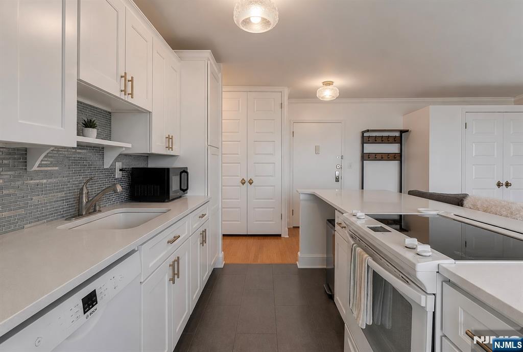 100 Manhattan Avenue 708 - Photo 4