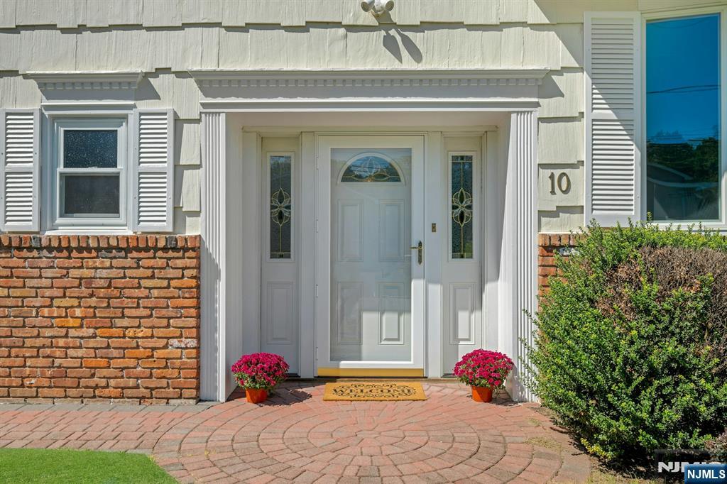 Photo 2 of Single family home for sale at 10 Klimback Ct, Caldwell, NJ 07006 | MLS# 26035485 | Listing updated on 2026-09-22