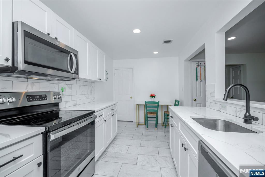 Photo 2 of Condo for sale at 400 Crown Ct #571, Edgewater, NJ 07020 | MLS# 26035490 | Listing updated on 2026-09-18