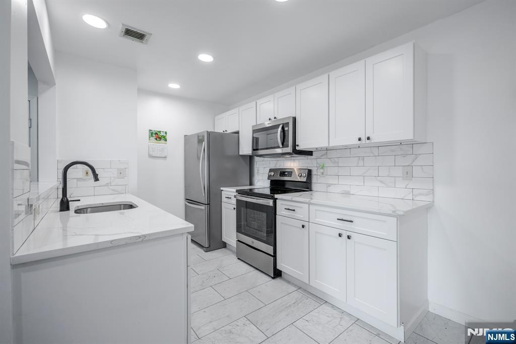 Photo 3 of Condo for sale at 400 Crown Ct #571, Edgewater, NJ 07020 | MLS# 26035490 | Listing updated on 2026-09-18