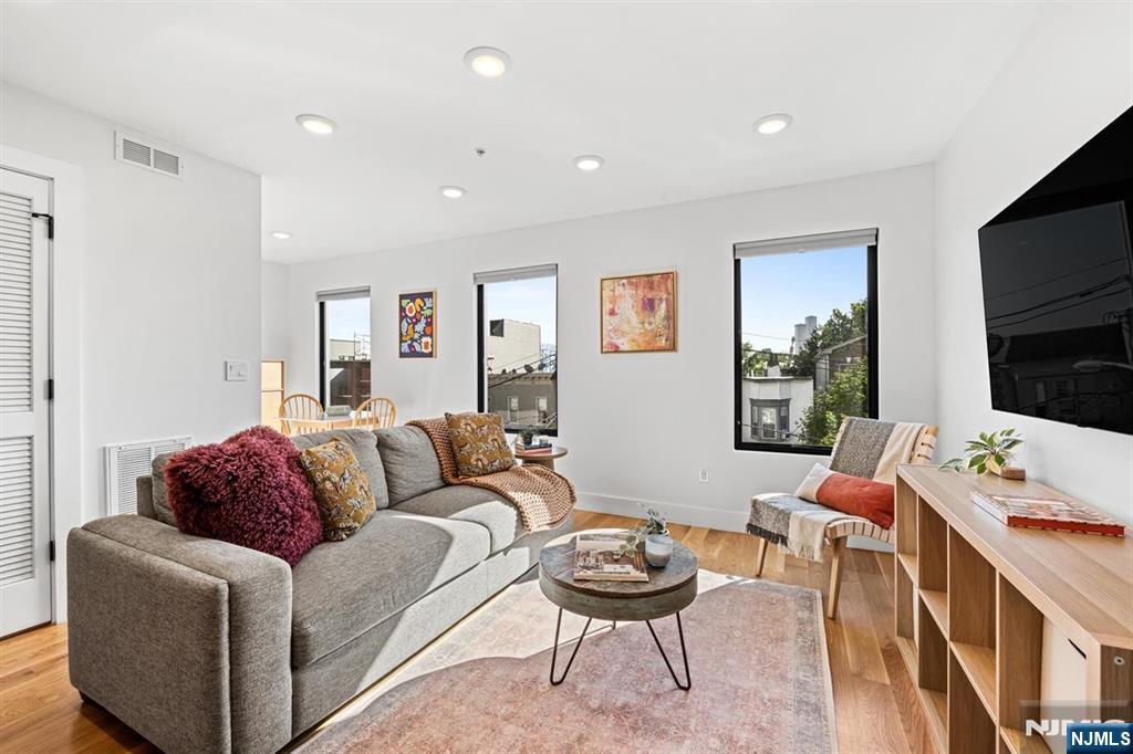 22 Lincoln Street 3 - Photo 5