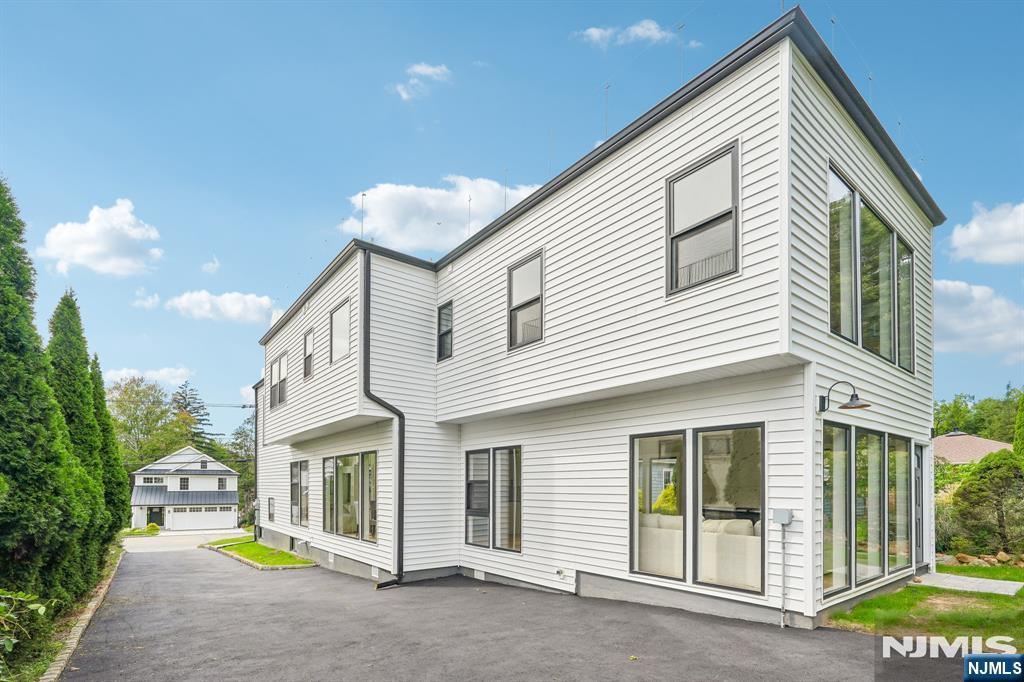 68 N Livingston Avenue