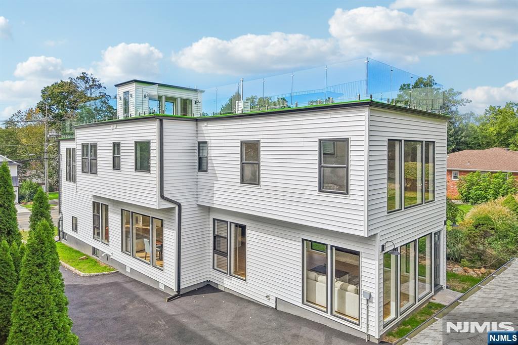 68 N Livingston Avenue