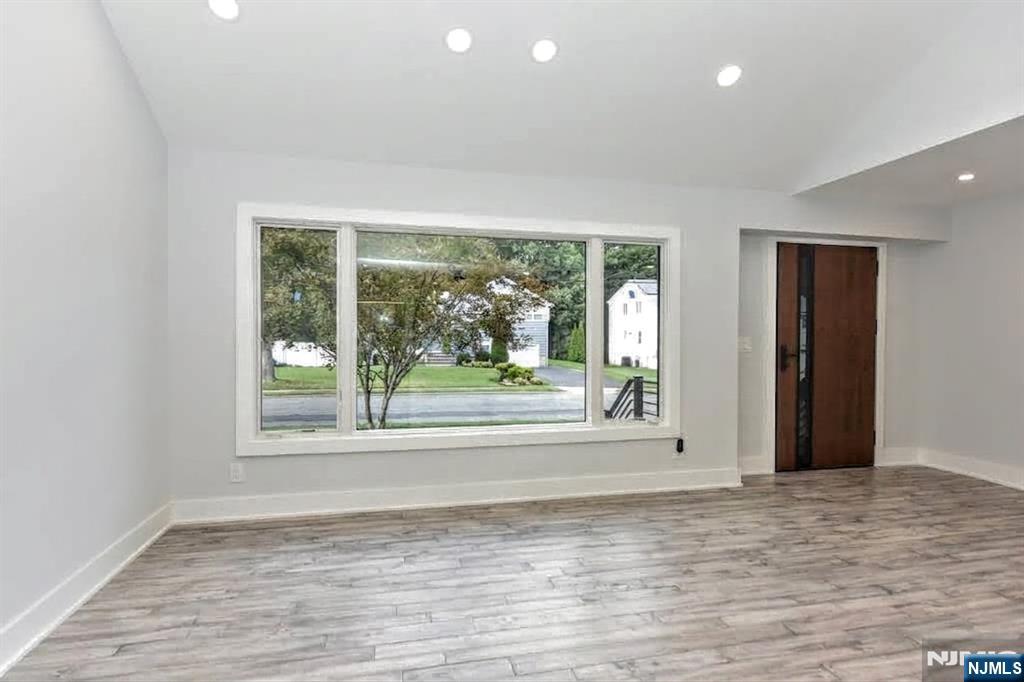 38-28 Brookside Avenue - Photo 4