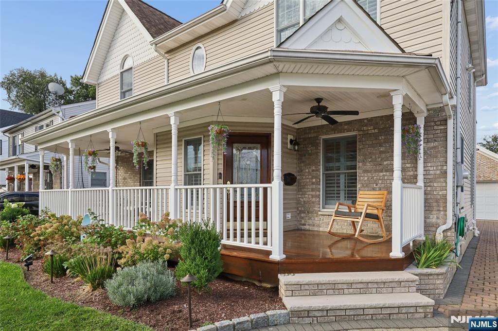 599 Oak Avenue - Photo 2