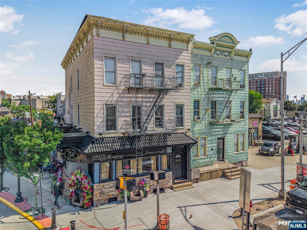 326 32nd Street - Photo 1