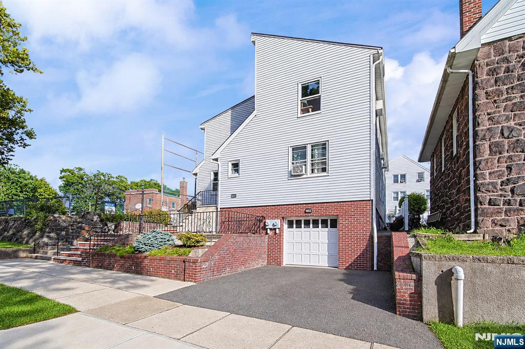 602 Studio Road - Photo 2
