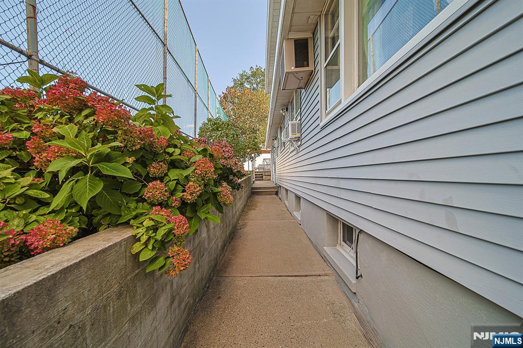 602 Studio Road - Photo 4