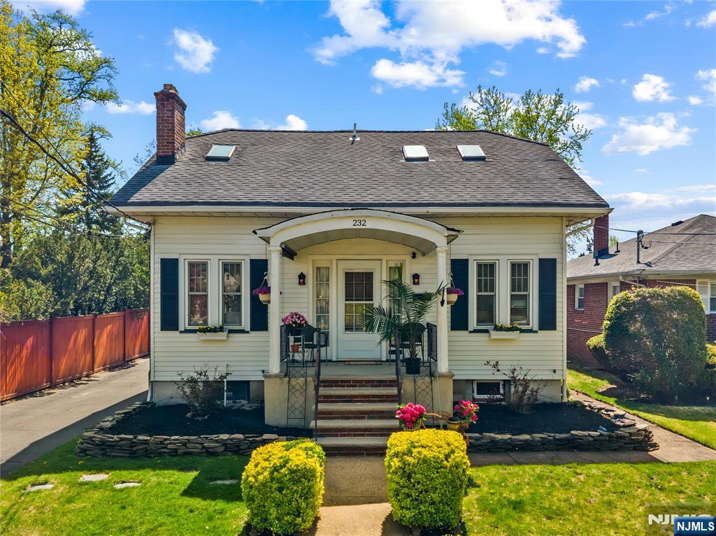 Photo 2 of Single family home for sale at 232 Webster Ave, Lyndhurst, NJ 07071 | MLS# 26035926 | Listing updated on 2026-10-03