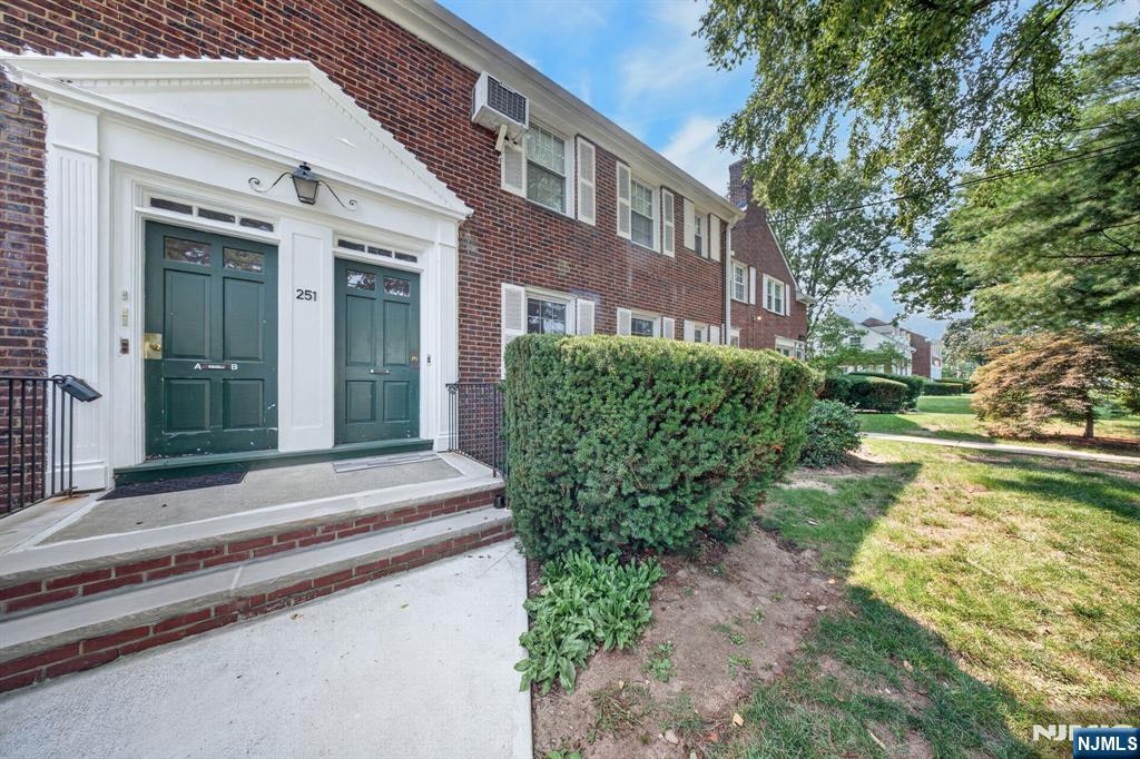 251 Elmwood Avenue - Photo 4