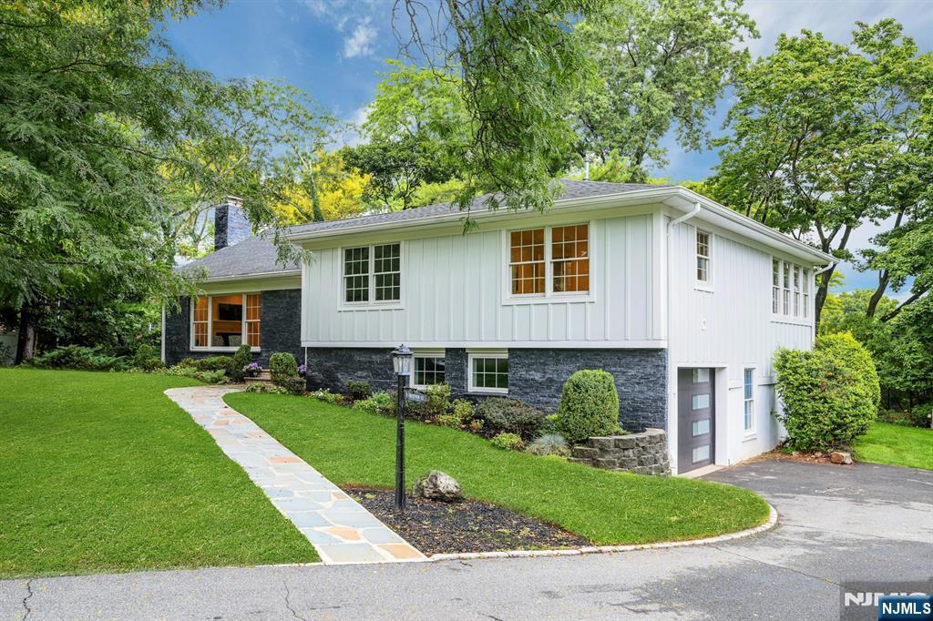 Photo 2 of Single family home for sale at 9 Crestview Ct, Montclair, NJ 07042 | MLS# 26035951 | Listing updated on 2026-09-22