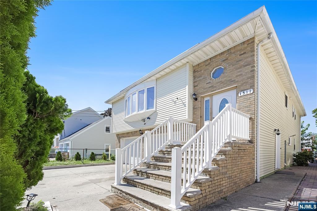 1511 Essex Avenue - Photo 3