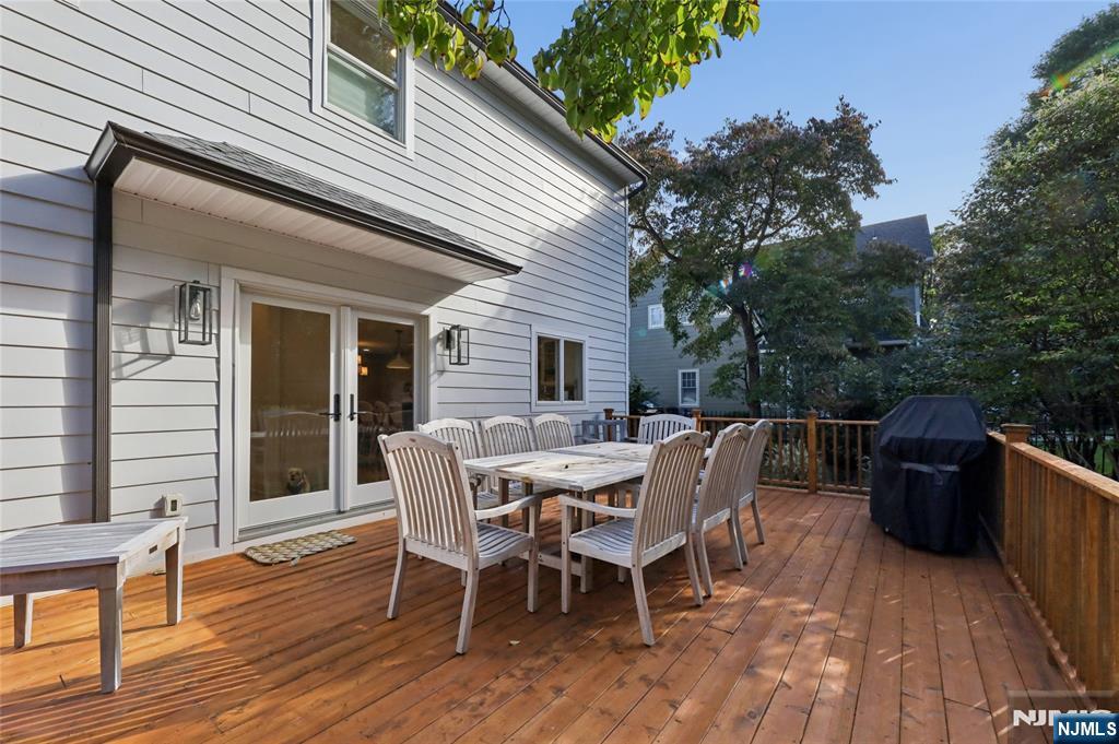 584 Sylvan Place - Photo 4
