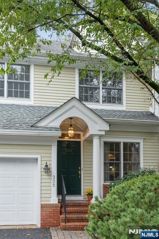 305 Huntington Court - Photo 2