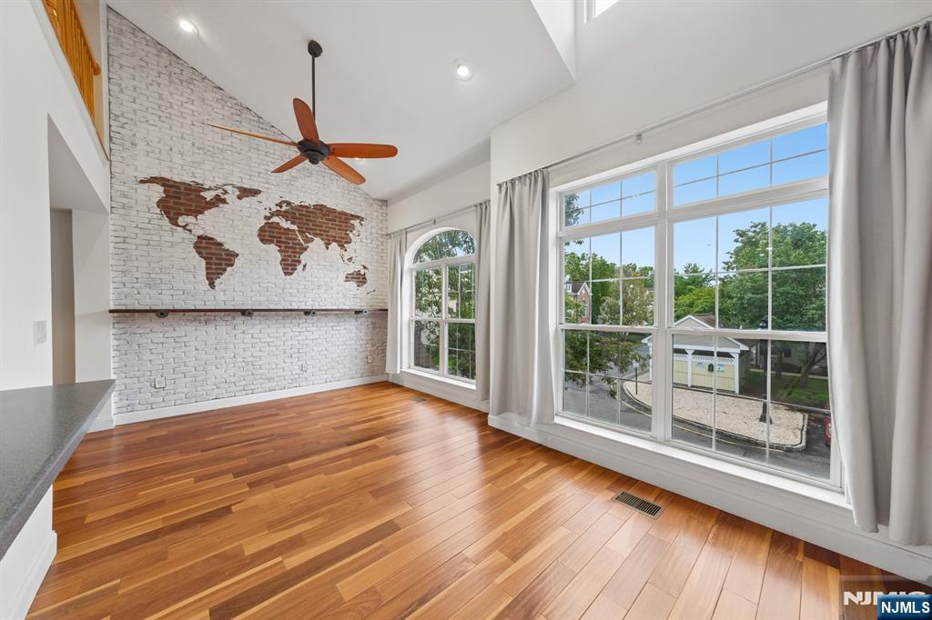 135 Riverwalk Way - Photo 2