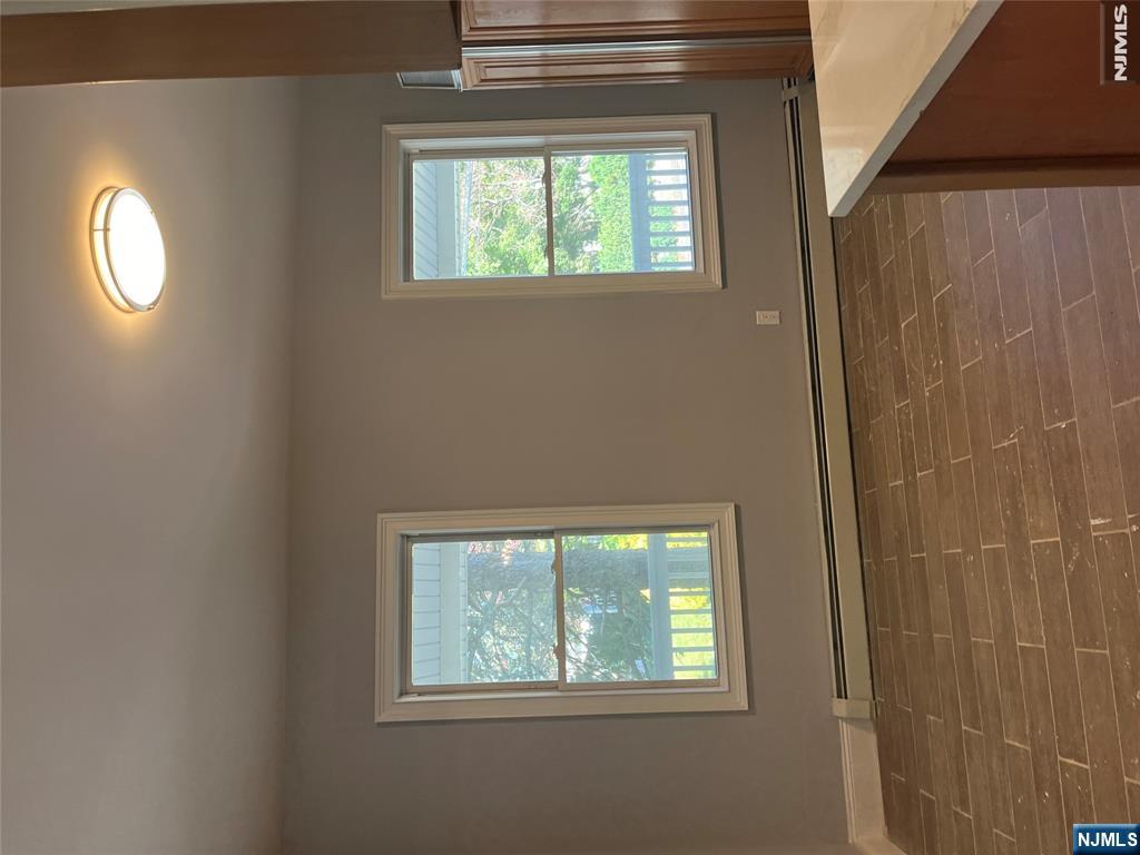 179 Paris Avenue - Photo 4