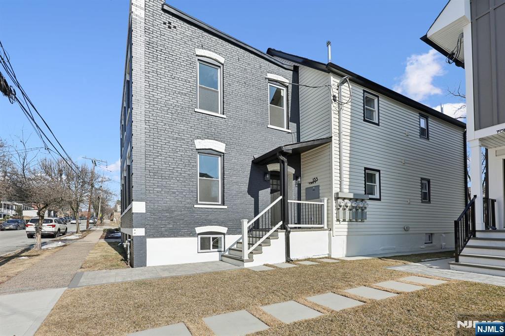 135 Forest Street 2R - Photo 2