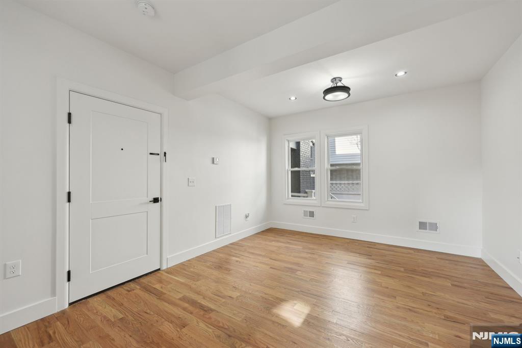 135 Forest Street 2R - Photo 4