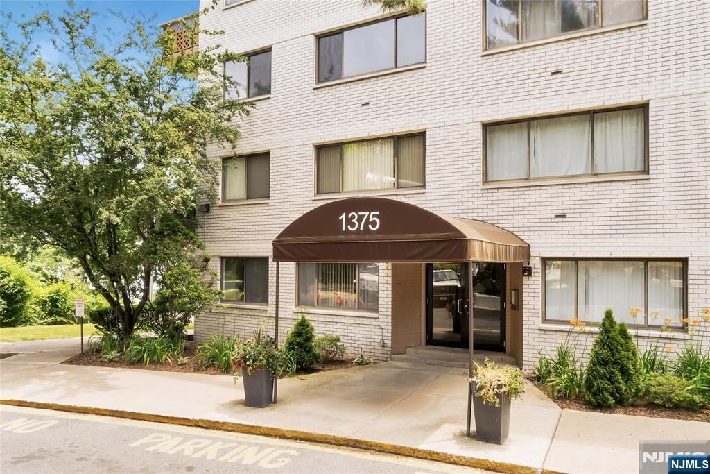 1375 River Road 1M - Photo 1