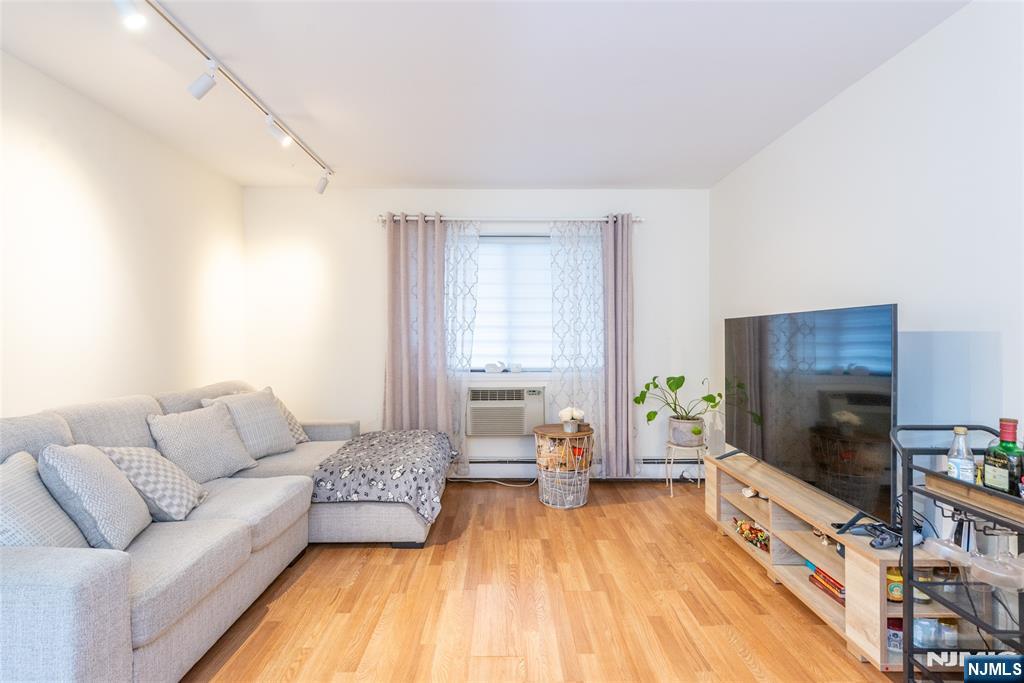 245 Anderson Street 1A - Photo 1