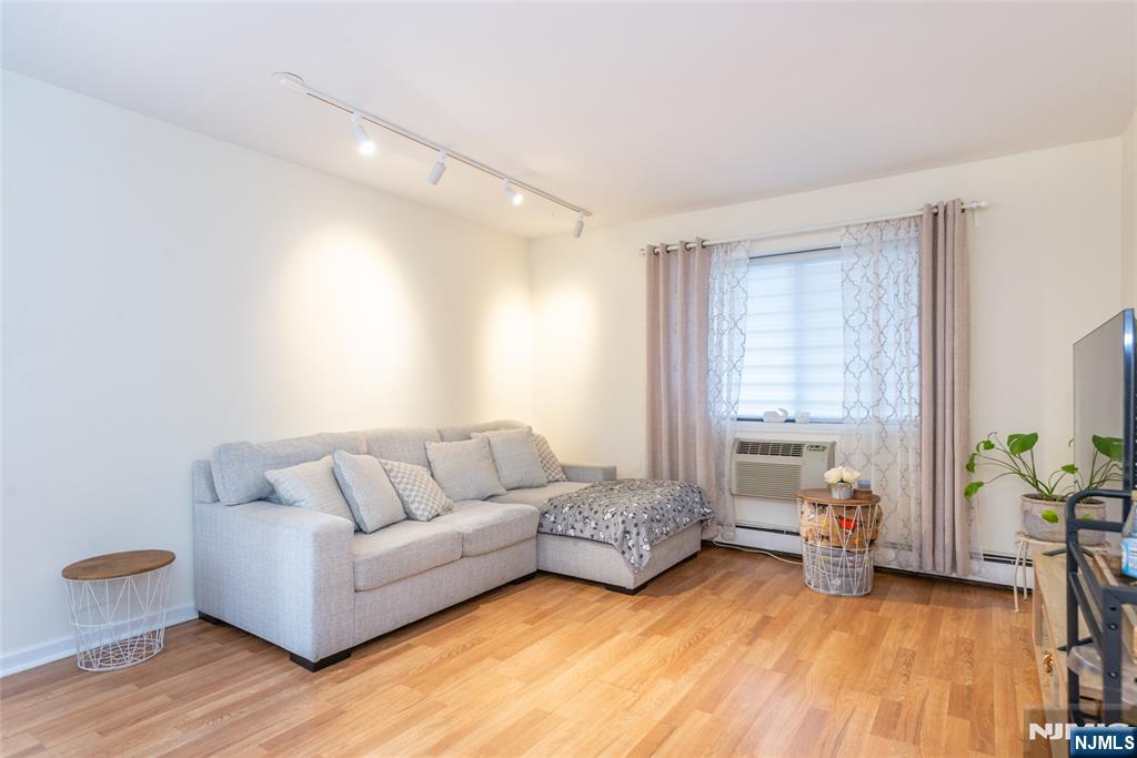 245 Anderson Street 1A - Photo 2