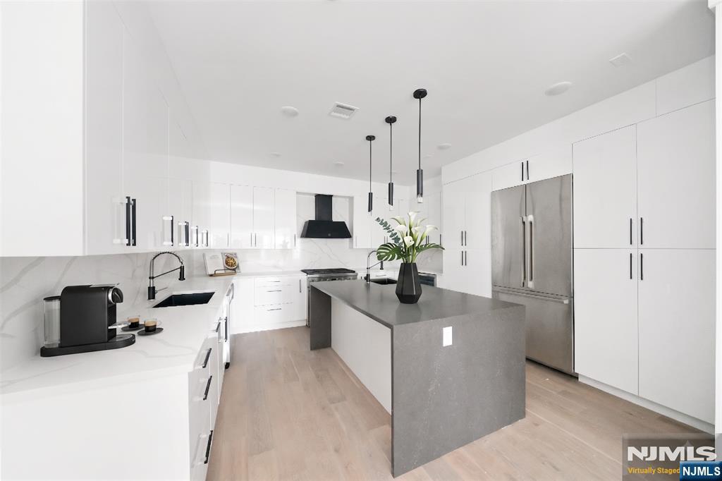 Photo 2 of Single family home for sale at 728 Undercliff Ave, Edgewater, NJ 07020 | MLS# 26036290 | Listing updated on 2026-10-15