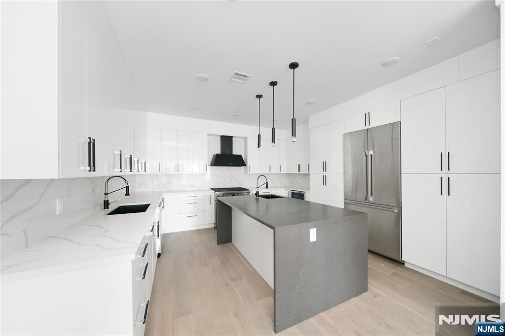 Photo 3 of Single family home for sale at 728 Undercliff Ave, Edgewater, NJ 07020 | MLS# 26036290 | Listing updated on 2026-10-15