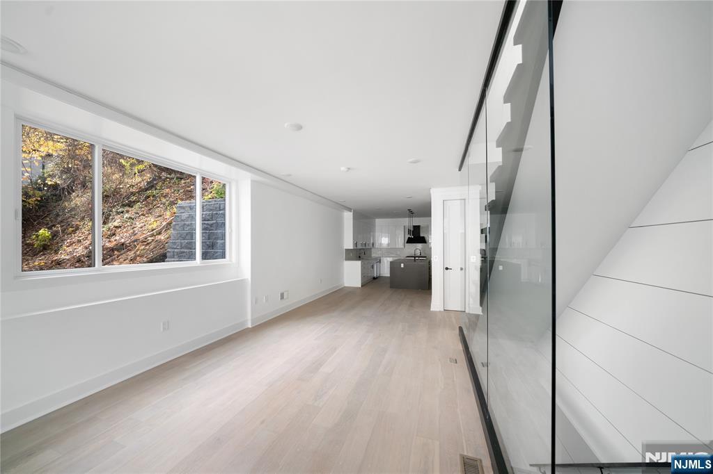 Photo 4 of Single family home for sale at 728 Undercliff Ave, Edgewater, NJ 07020 | MLS# 26036290 | Listing updated on 2026-10-07