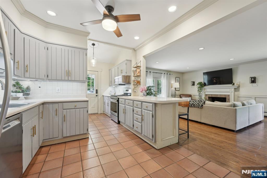 211 Pinelynn Road - Photo 4