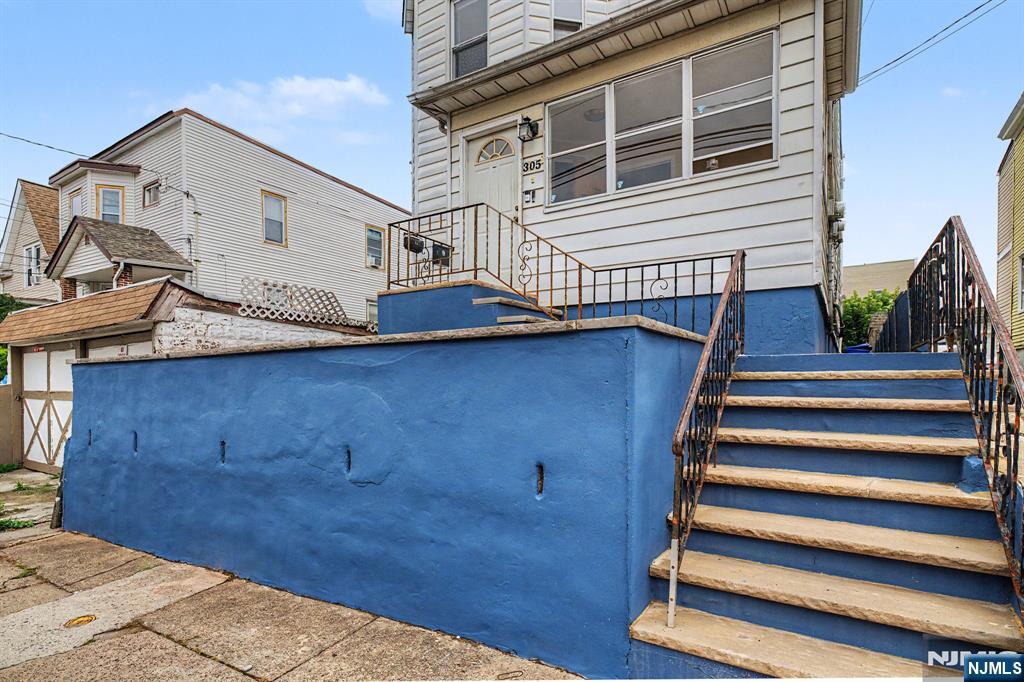 305 Pacific Street - Photo 2