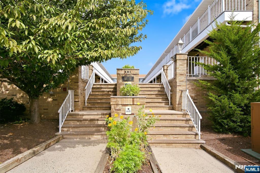 481 Walker Street 1I - Photo 1