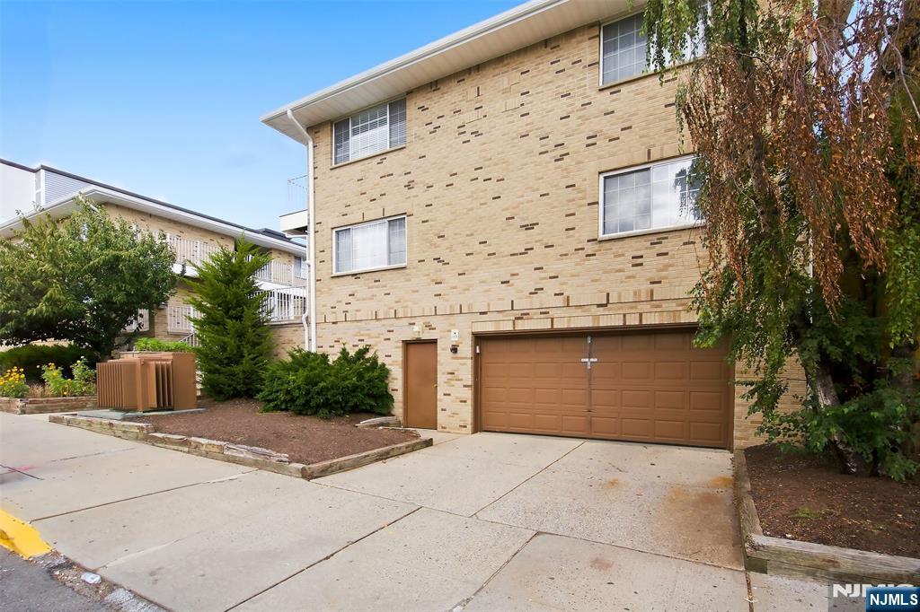 481 Walker Street 1I - Photo 3