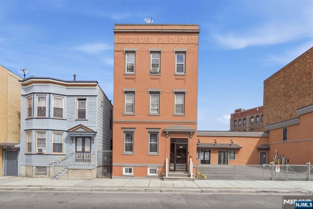 576 32nd Street - Photo 1