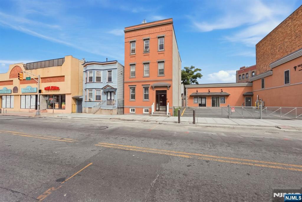 576 32nd Street - Photo 2