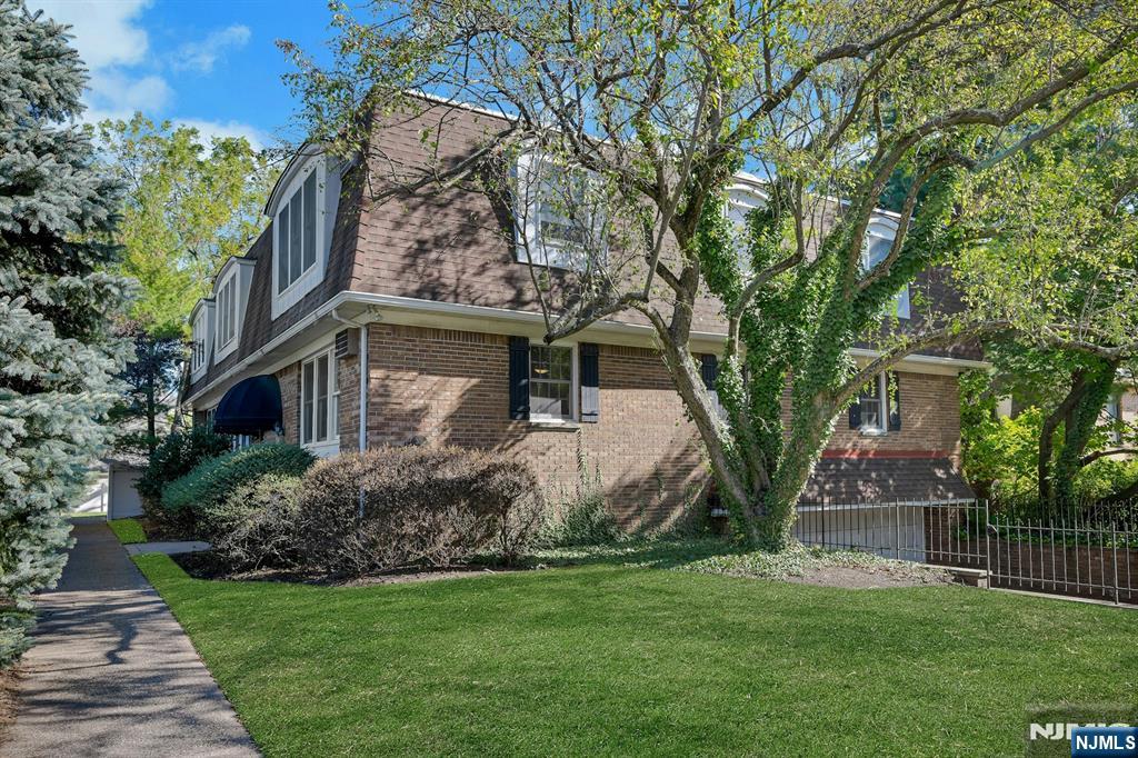 301 Claremont Avenue C0003 - Photo 1