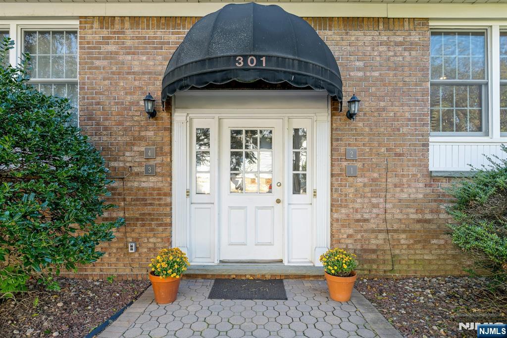 301 Claremont Avenue C0003 - Photo 2