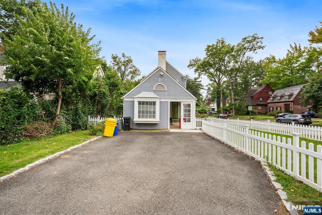 1187 Sussex Road - Photo 4