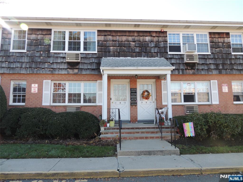 250 Rochelle Avenue B-11 - Photo 1