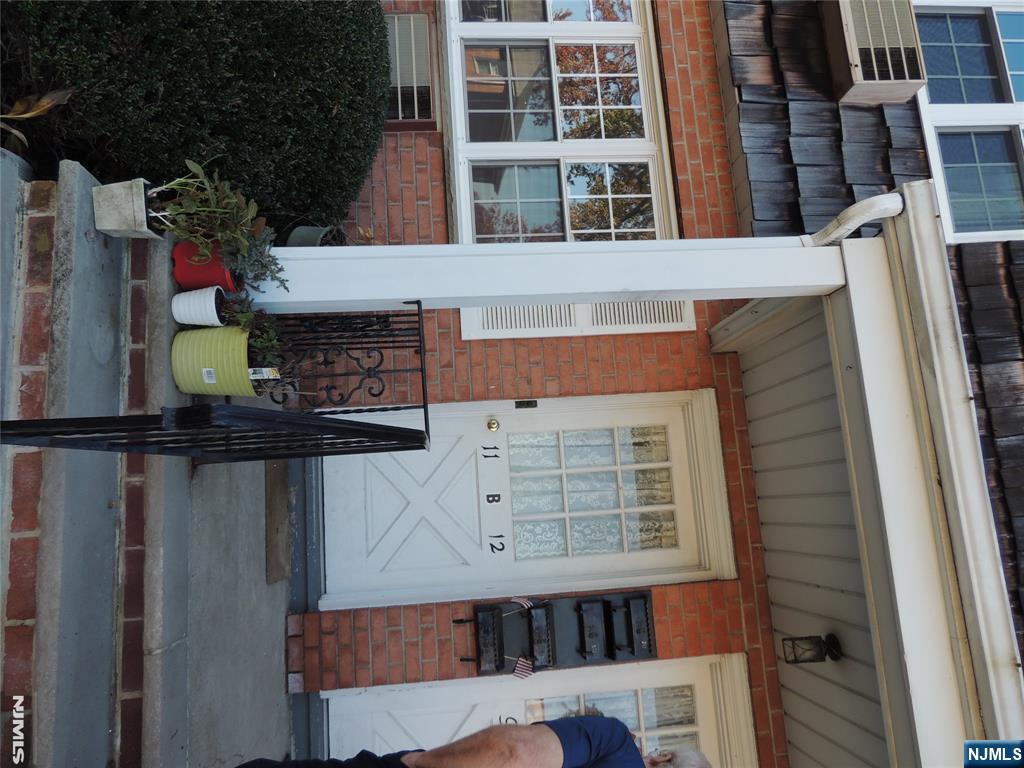 250 Rochelle Avenue B-11 - Photo 2