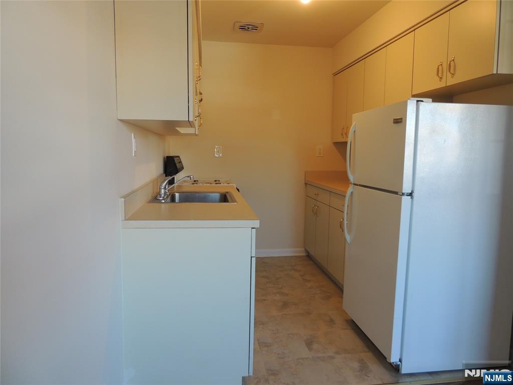 250 Rochelle Avenue B-11 - Photo 3