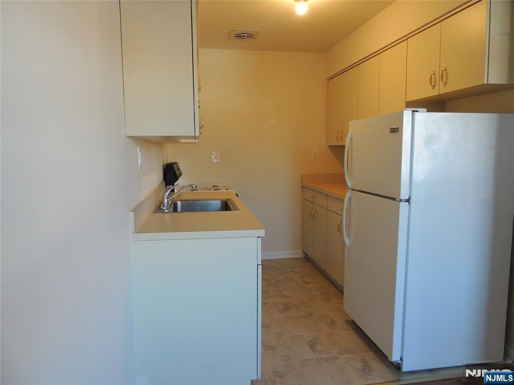 250 Rochelle Avenue B-11 - Photo 5