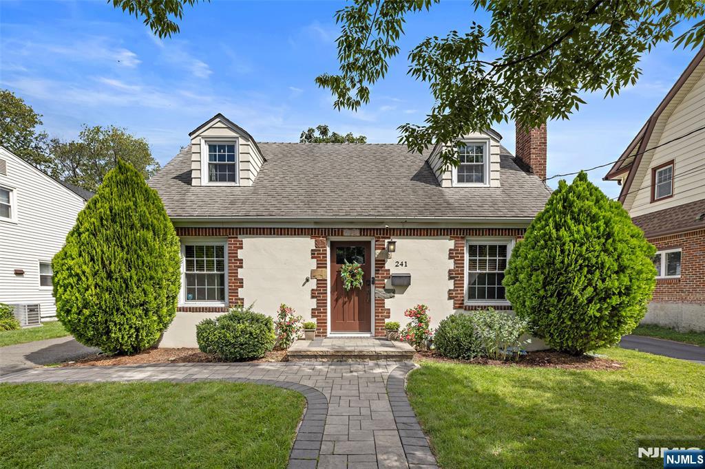 241 Hawthorne Street - Photo 1
