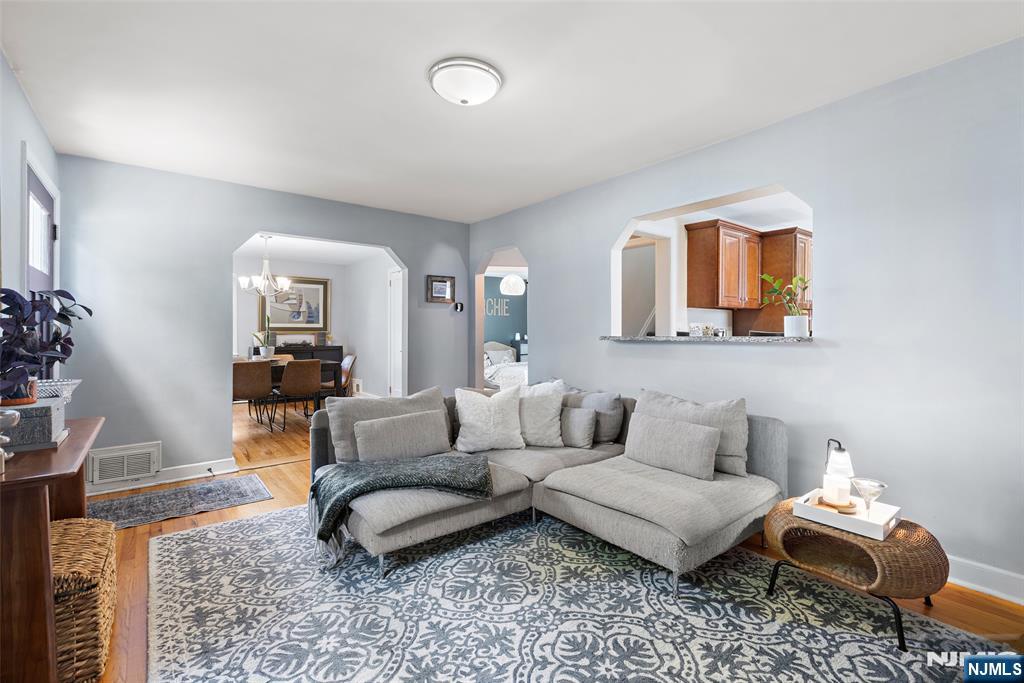 241 Hawthorne Street - Photo 4