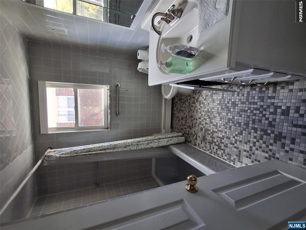 1275 Inwood Terrace - Photo 3