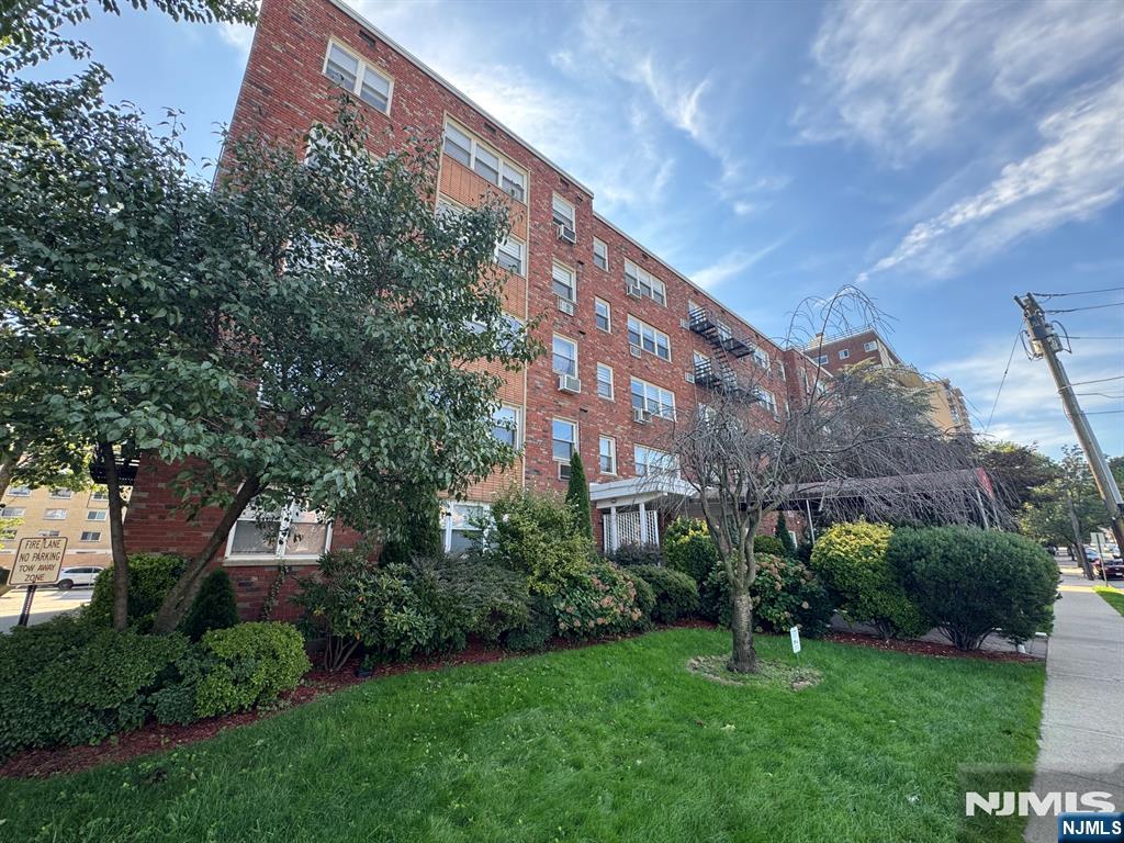 Photo 2 of Condo for sale at 2200 Center Ave #E7, Fort Lee, NJ 07024 | MLS# 26036906 | Listing updated on 2026-10-07