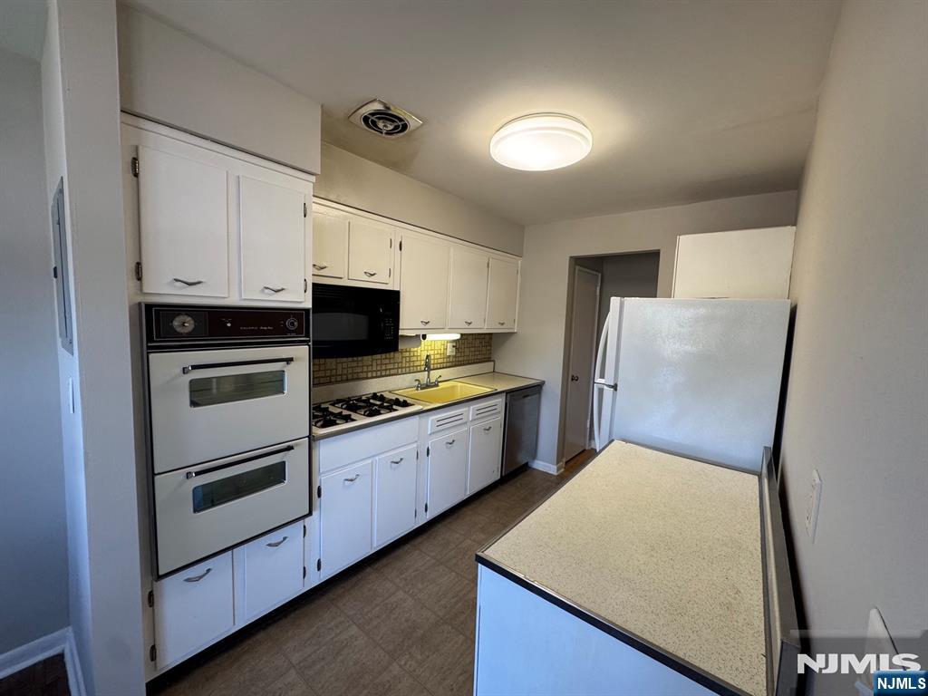 Photo 4 of Condo for sale at 2200 Center Ave #E7, Fort Lee, NJ 07024 | MLS# 26036906 | Listing updated on 2026-10-07